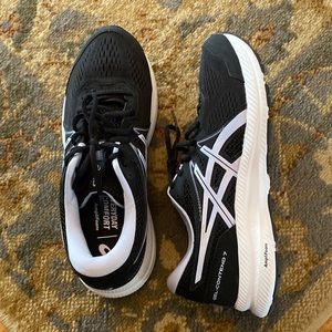 Brand NEW and NEVER worn Asics Sneakers!